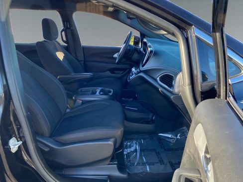 Used 2024 Chrysler Pacifica Touring image 15