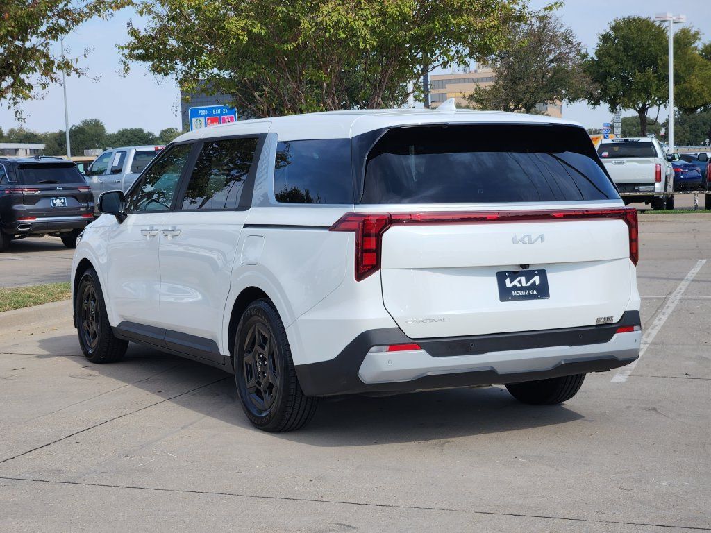 Used 2025 Kia Carnival FWD image 3