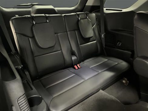 Used 2023 Ford Explorer XLT image 32