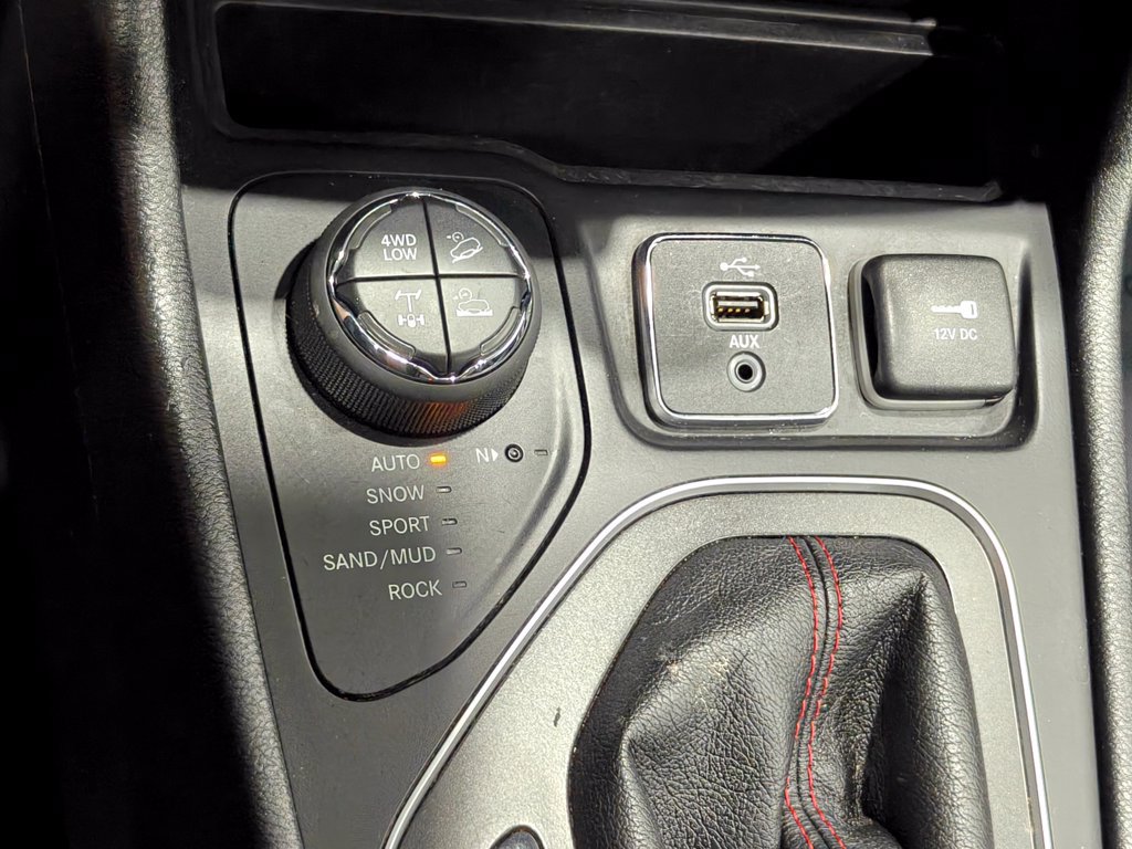 Used 2019 Jeep Cherokee Trailhawk AWD/4WD image 9