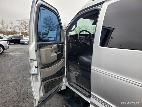 Used 2019 GMC Savana 2500 w/ Enhanced Convenience Package image 38