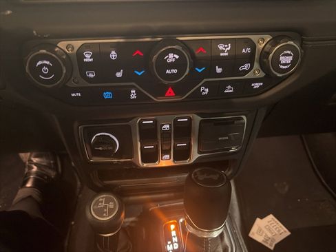 Used 2025 Jeep Wrangler Unlimited Sahara w/ Safety Group image 10