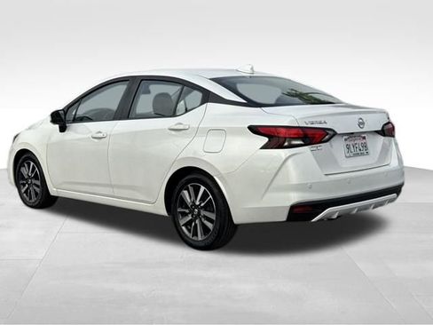 Used 2021 Nissan Versa SV image 3