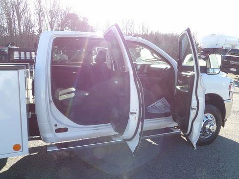 Used 2019 RAM 3500 Tradesman w/ Chrome Appearance Group image 16