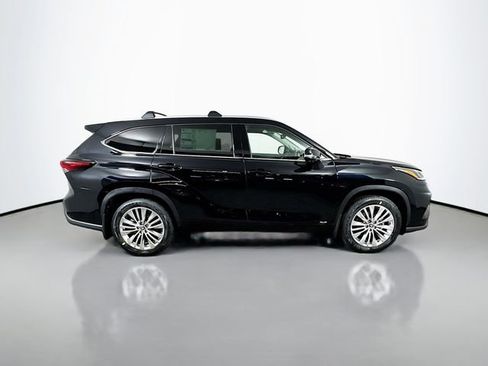 New 2026 Toyota Highlander Platinum image 9