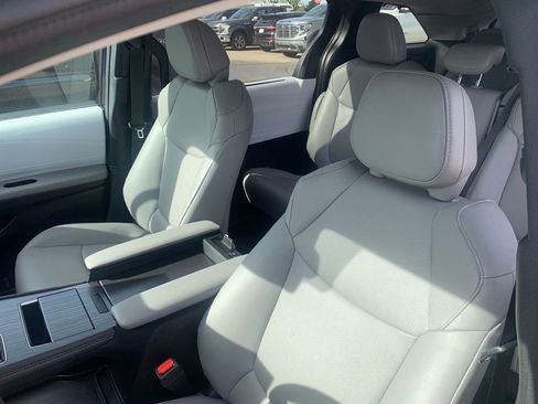 Used 2026 Toyota Sienna XLE image 7