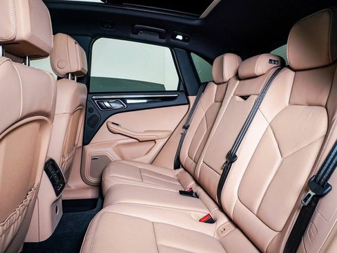 Certified 2025 Porsche Macan image 17