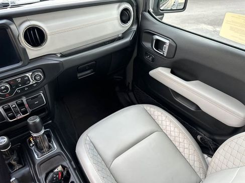 Used 2023 Jeep Gladiator Overland image 18