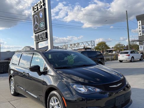 Used 2023 Chrysler Voyager LX image 5