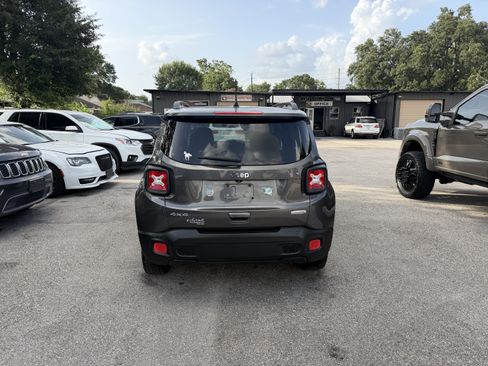 Used 2018 Jeep Renegade Latitude w/ Cold Weather Group AWD/4WD image 28