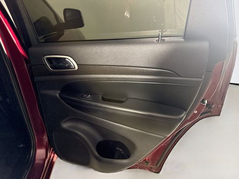 Used 2017 Jeep Grand Cherokee Altitude image 28