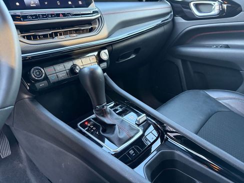 Used 2025 Jeep Compass Trailhawk image 40