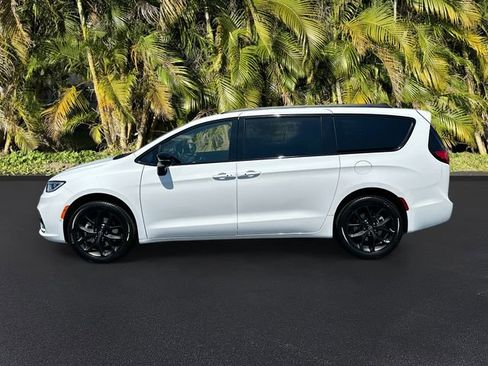 New 2026 Chrysler Pacifica Limited w/ S Appearance Package image 2