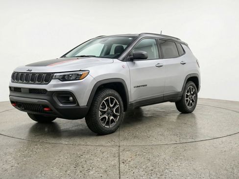Used 2025 Jeep Compass Trailhawk image 3