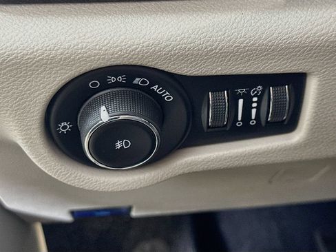 Used 2023 Chrysler Pacifica Limited FWD image 21