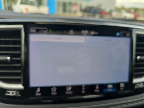 Used 2025 Chrysler Pacifica Limited FWD image 39