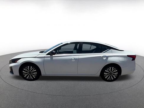 Used 2025 Nissan Altima 2.5 SV FWD image 9