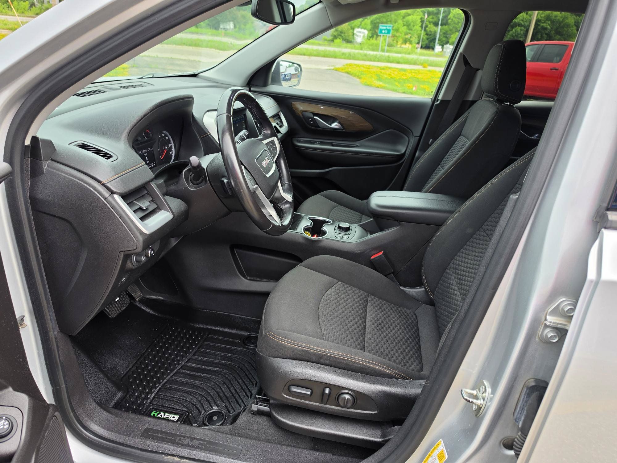 Used 2018 GMC Terrain SLE w/ Driver Convenience Package FWD image 4