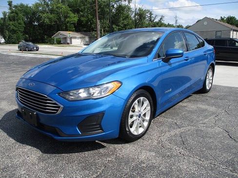 Used 2019 Ford Fusion SE FWD image 2