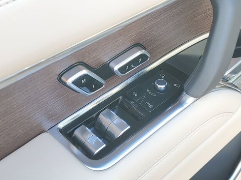 Used 2024 Land Rover Range Rover SE image 6