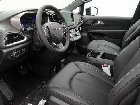 New 2026 Chrysler Pacifica Select image 16