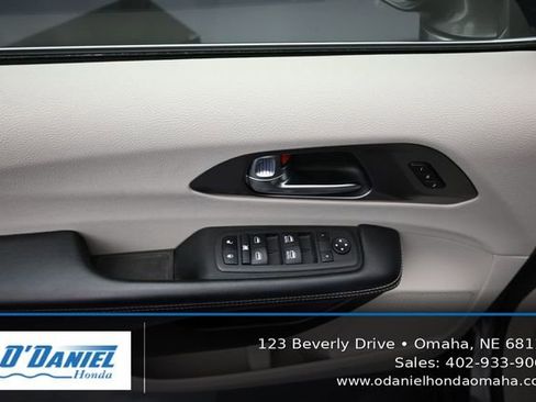 Used 2022 Chrysler Pacifica Touring-L FWD image 24