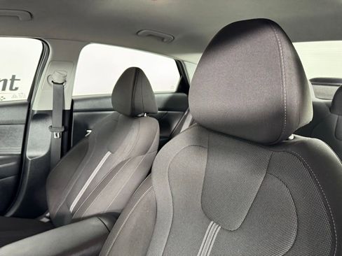 Used 2025 Hyundai Elantra SE image 11