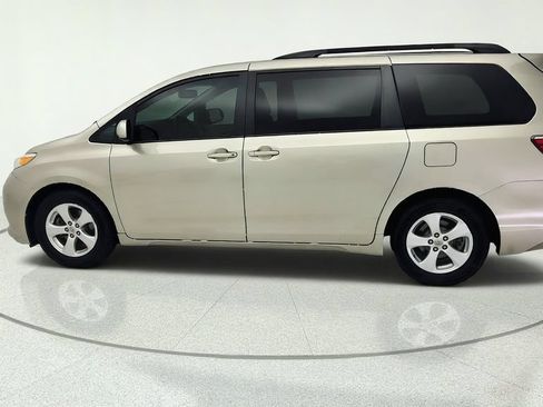 Used 2017 Toyota Sienna LE FWD image 4