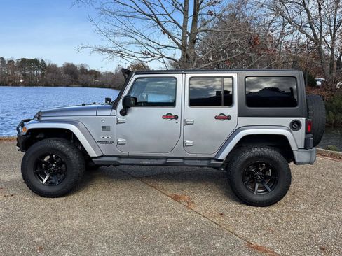Used 2016 Jeep Wrangler Unlimited Sahara image 10