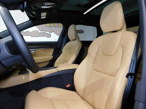 Used 2026 Volvo V90 B6 Cross Country Ultra image 39