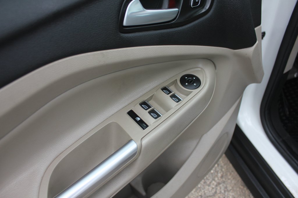 Used 2016 Ford C-MAX Energi SEL w/ Equipment Group 302A FWD image 28