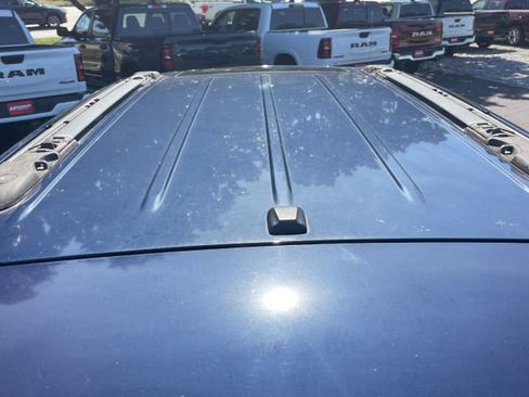 Used 2015 Chrysler Town & Country Limited image 10