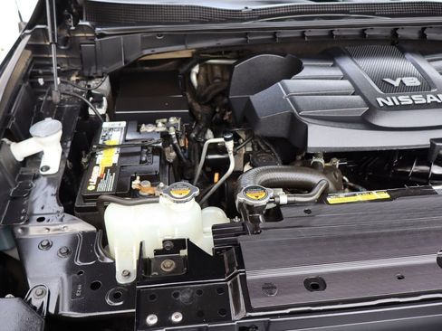 Used 2018 Nissan Titan SV w/ SV Convenience Package image 38