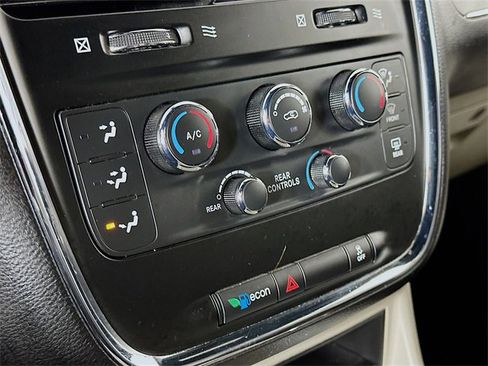 Used 2019 Dodge Grand Caravan SXT image 25