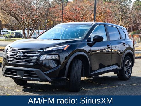 Used 2024 Nissan Rogue SV image 3