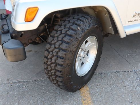 Used 2005 Jeep Wrangler Unlimited AWD/4WD image 16