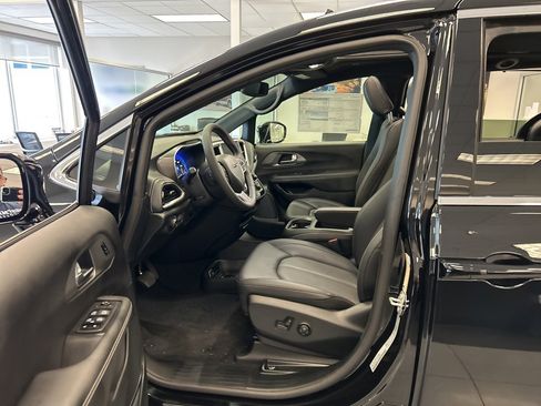 New 2026 Chrysler Pacifica Select image 9