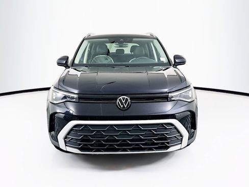 Used 2025 Volkswagen Taos SE FWD image 2