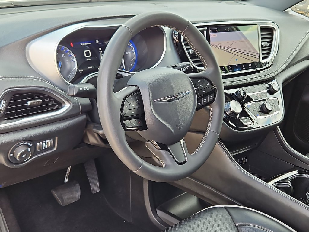 Used 2025 Chrysler Pacifica Limited FWD image 10