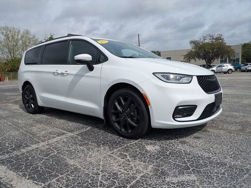 Used 2023 Chrysler Pacifica Touring-L w/ S Appearance Package image 2