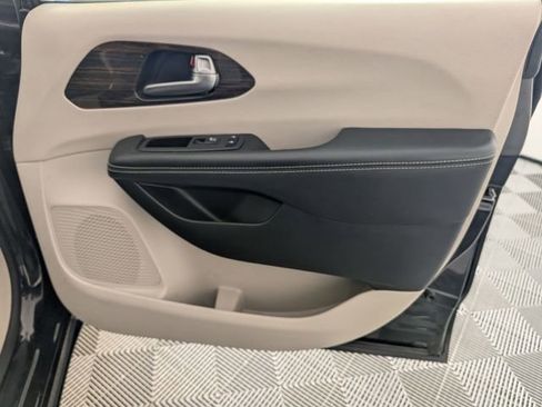 Certified 2023 Chrysler Pacifica Limited image 36
