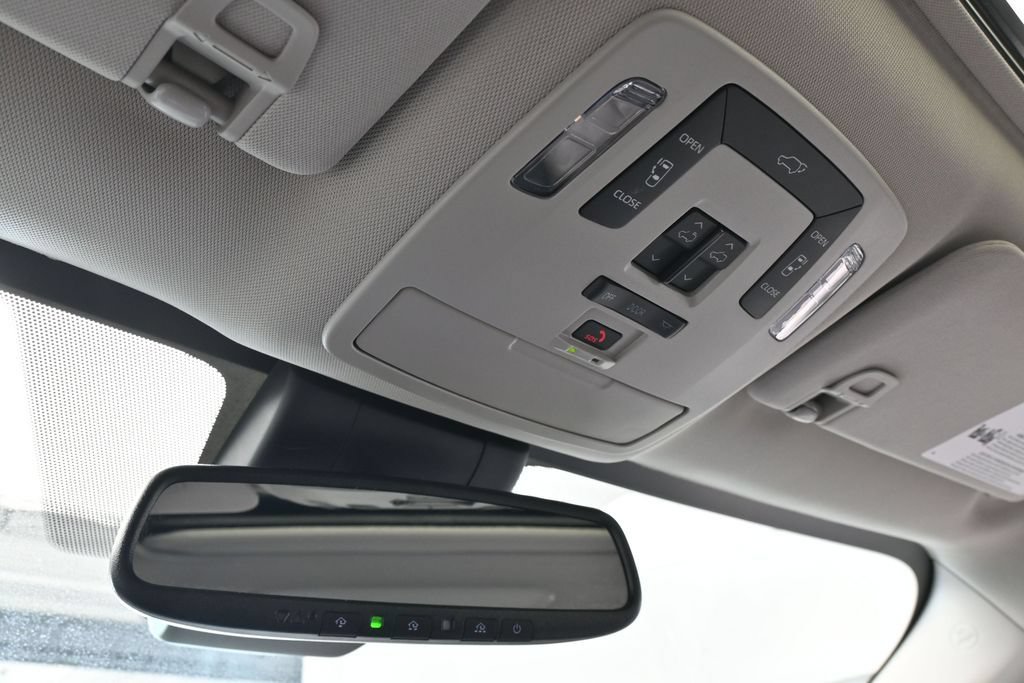 Used 2025 Toyota Sienna XLE w/ XLE Plus Package FWD image 24