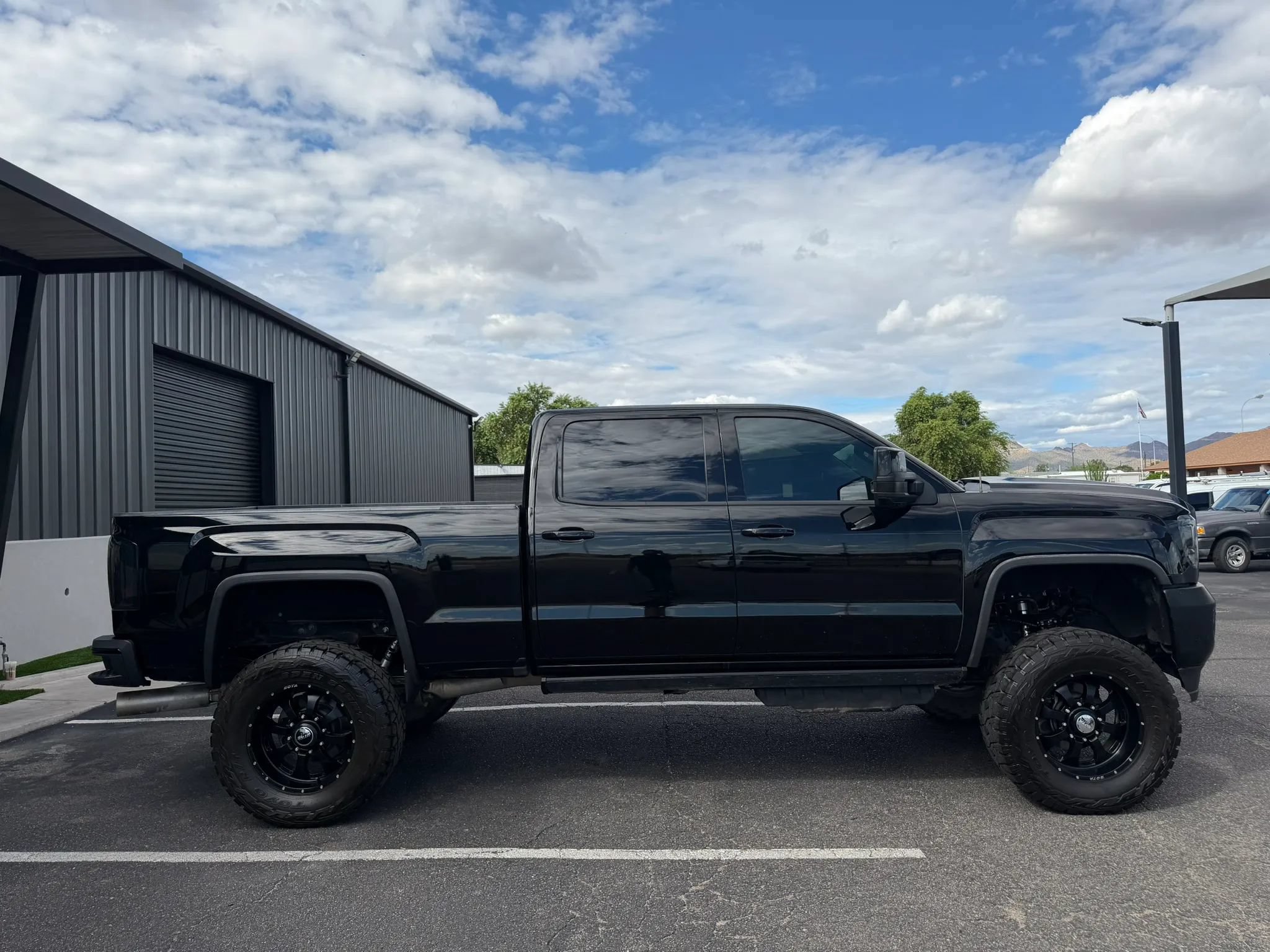 Used 2017 GMC Sierra 2500 Denali w/ Duramax Plus Package AWD/4WD image 13