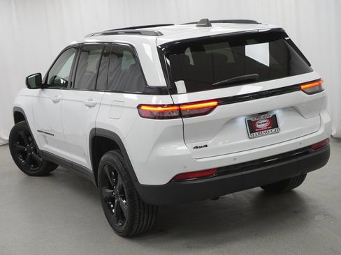 Used 2023 Jeep Grand Cherokee Altitude image 11