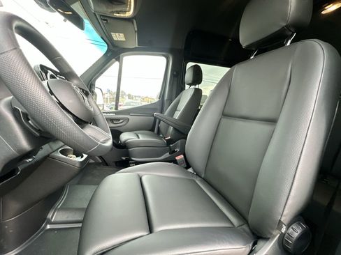 Used 2025 Mercedes-Benz Sprinter 2500 image 11