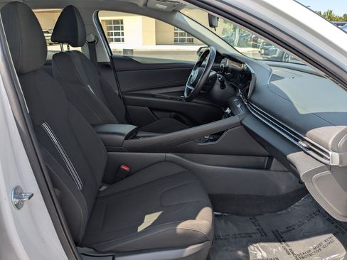 Certified 2025 Hyundai Elantra SEL FWD image 35