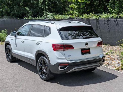 Certified 2023 Volkswagen Taos SE w/ Black Wheel Package FWD image 3