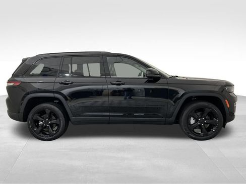Used 2023 Jeep Grand Cherokee Limited w/ Black Appearance Package image 7