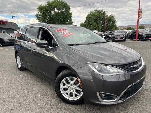 Used 2020 Chrysler Pacifica Touring-L FWD image 4