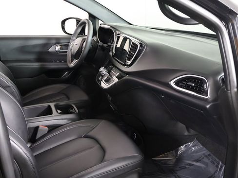 Used 2025 Chrysler Pacifica Select image 22